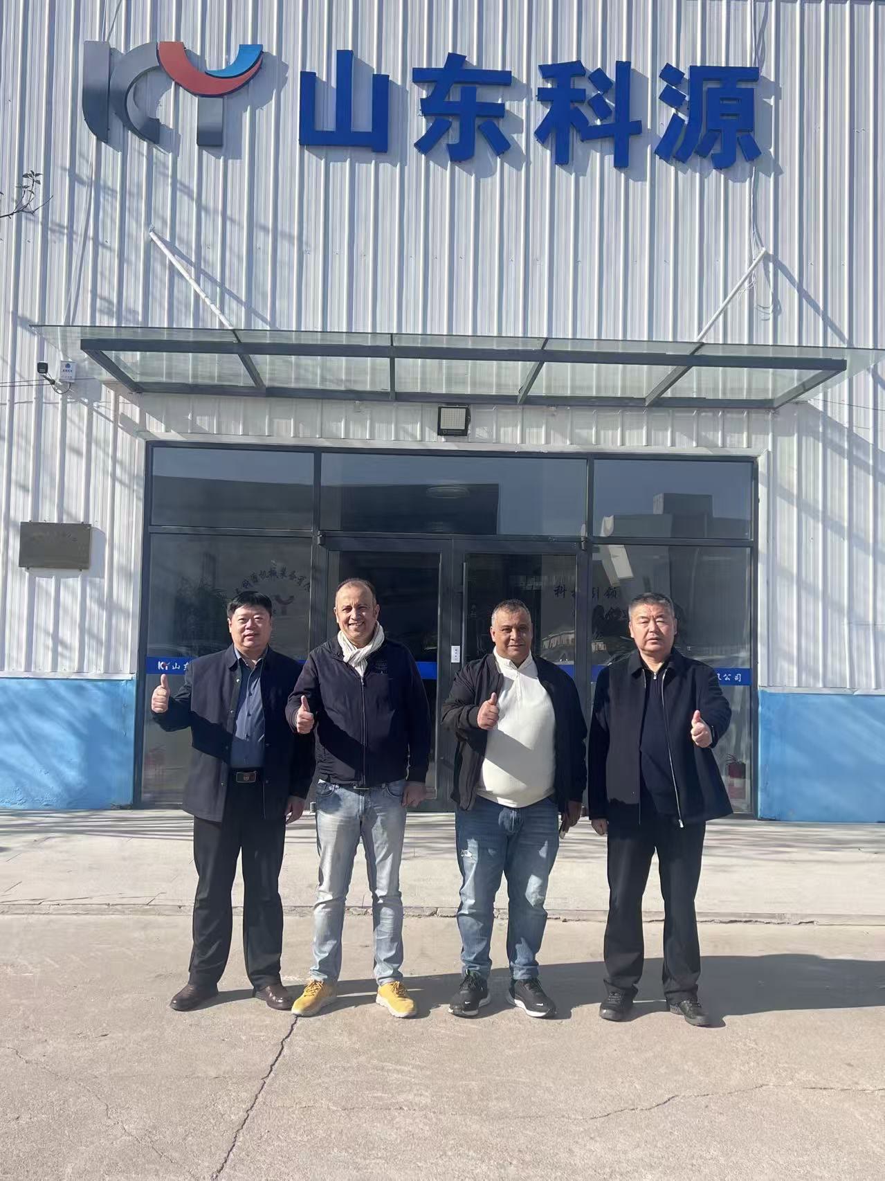 门口合影 · 安丘总部入口